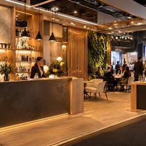 Iluminação valorizando produtos e ambientes em um stand