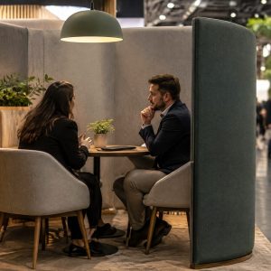 Área reservada para reunião com privacidade acústica em stand