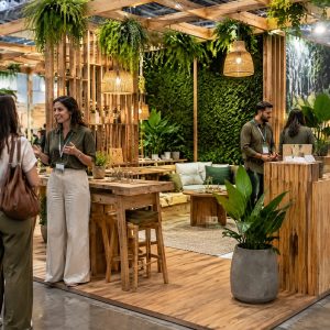 Stand sustentável com materiais reutilizáveis e plantas em feira