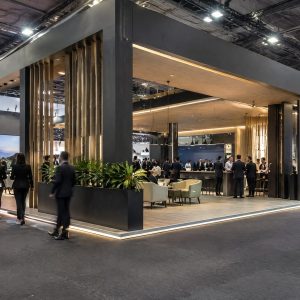 Stand construído para grandes feiras com áreas de atendimento e reunião