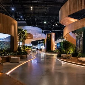 Cenografia para feira com percurso visual e experiência de marca