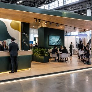 Stand personalizado com recepção, atendimento e circulação organizada